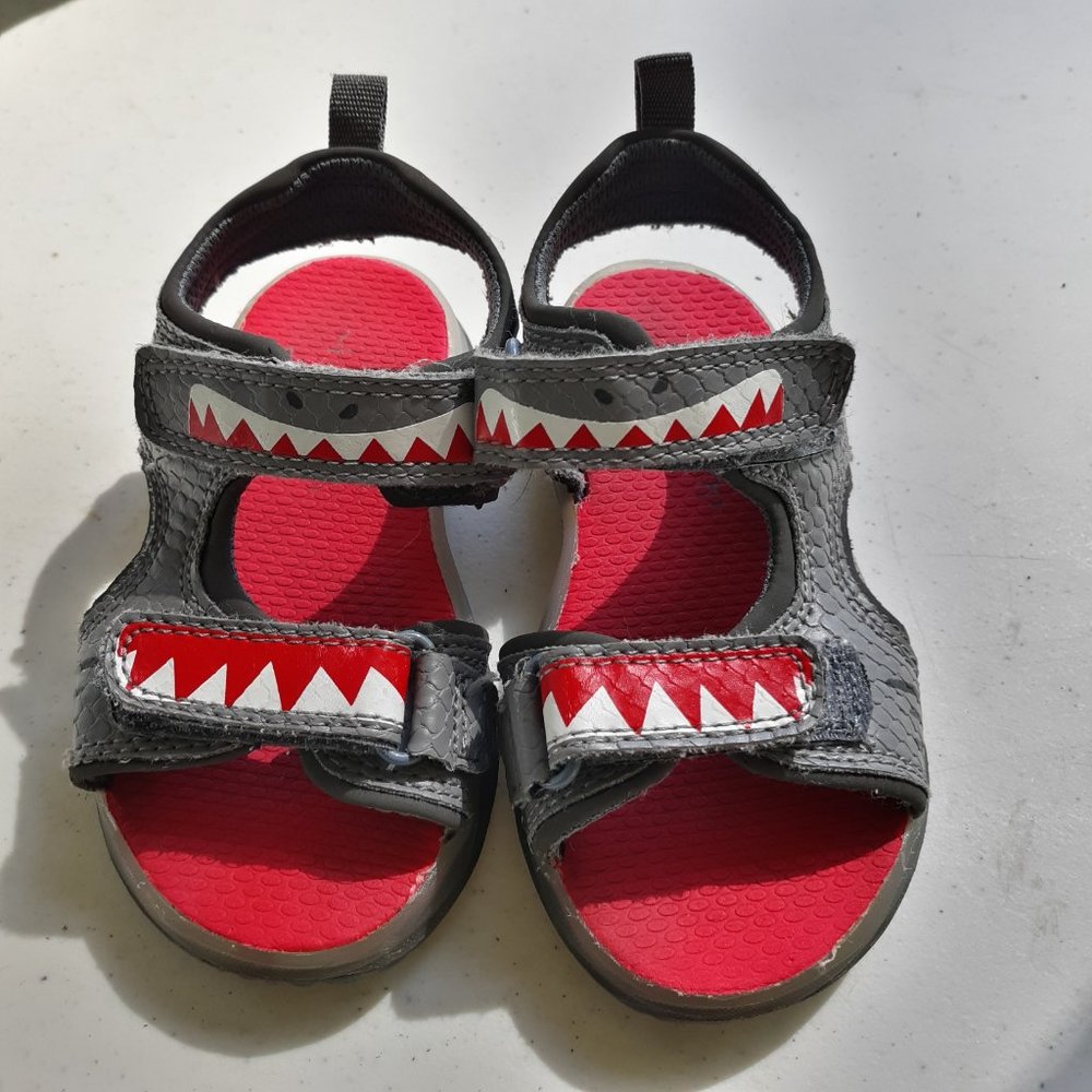 Carters Shark Sandals for toddlers size 7 light up